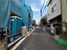 外観：落ち着いた住宅街に佇む、日々の暮らしへと続く穏やかなアプローチ。