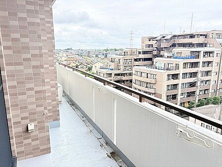 街並みを一望できる開放的なバルコニーは、日々の暮らしに心地よいゆとりと安らぎをもたらしてくれます。