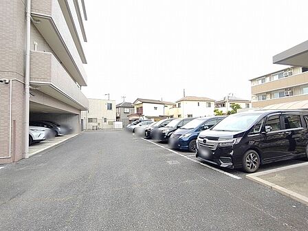 ゆとりあるスペースが確保されており、日々の暮らしに利便性をもたらす落ち着いた景観です。