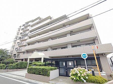 街並みに穏やかに溶け込み、日々の暮らしに安心感をもたらす落ち着いた佇まいの外観です。