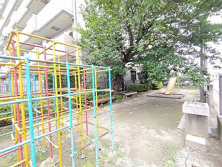 日々の暮らしの中に穏やかな安らぎを感じさせる、緑豊かな風景が広がる住環境です。