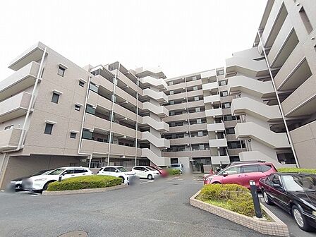 穏やかな空気感が漂う、端正な佇まいの建物が日々の暮らしに心地よい安心感をもたらします。