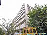 外観：周辺の豊かな緑に調和し、街の風景に穏やかに溶け込む洗練された佇まいが、日々の暮らしに安らぎを添えます。