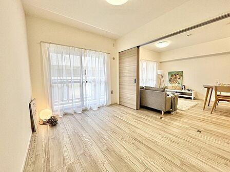 住まい全体に柔らかな統一感があり、ゆとりある広がりを感じさせる穏やかな空間です。
