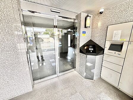 石材の重厚な質感と落ち着いた色調が、日々の帰宅を穏やかに迎えてくれるエントランス空間です。