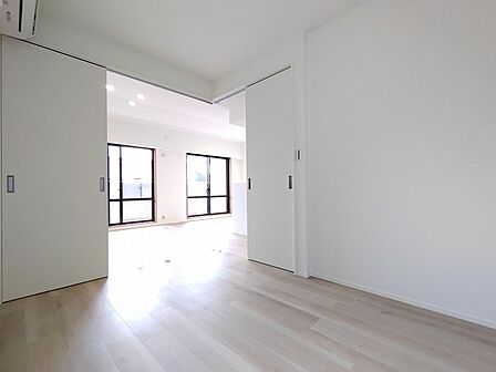 無駄を削ぎ落としたシンプルな空間が、住まう方の感性に寄り添い、穏やかな暮らしの風景を静かに描き出します。