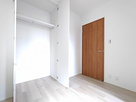 無駄のないシンプルな空間が、日々の暮らしに心地よいゆとりと清潔感をもたらします。