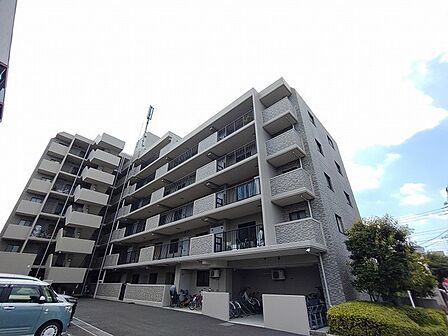 街並みに調和する落ち着いた佇まいが、日々の暮らしに心地よい安心感をもたらしてくれます。