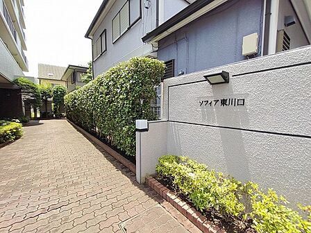 緑豊かな植栽が丁寧に手入れされた、穏やかで落ち着きのあるアプローチが日常の帰宅を心地よく迎えてくれます。