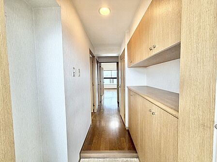 玄関を開けるとパッと明るい室内がお迎えします。