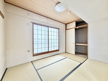 障子を開けるとルーフバルコニーが広がっております。