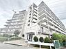 外観：街並みに静かに寄り添い、日々の暮らしを穏やかに受け止める端正な佇まいの住まい。