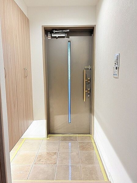 落ち着いた色合いで統一された、穏やかな時間を迎えるエントランススペース