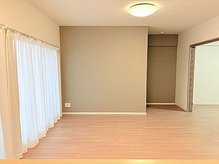 落ち着いた色合いのアクセントクロスが空間に心地よいまとまりを生み出します。