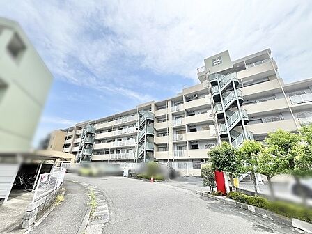 空の広がりを感じる、落ち着いた佇まいが日々の暮らしに心地よさをもたらす住まい。