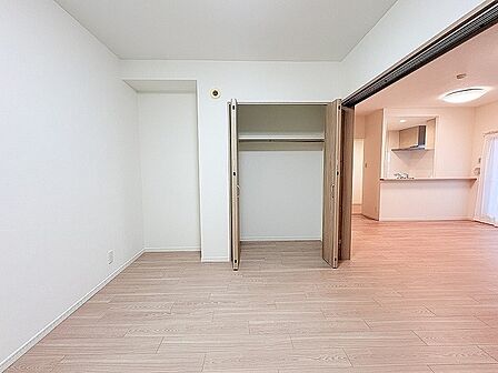 心地よい統一感が広がる、すっきりと暮らせる穏やかなプライベートスペース