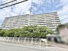 外観：緑豊かな植栽が建物の落ち着きを際立たせ、穏やかな日常を予感させる佇まいです。