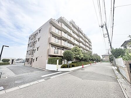 落ち着いた周辺環境に馴染む、端正な佇まいが日々の暮らしに心地よい安心感をもたらします。