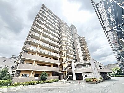外観：街の風景に穏やかに溶け込み、重厚感のある佇まいが日々の暮らしに安心感をもたらしてくれます。