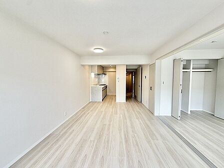 無駄な装飾を削ぎ落とした、洗練された白と木目の調和が暮らしに落ち着きと広がりをもたらします。