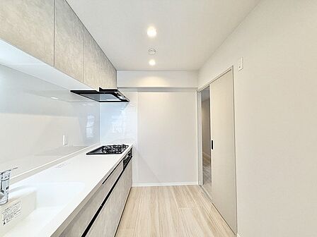洗練された質感とミニマルな配色が調和する、静謐でゆとりある空間設計が魅力です。