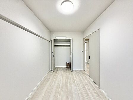 無駄を削ぎ落としたシンプルな空間は、住まう人の個性を自由に映し出す穏やかなキャンバスのようです。
