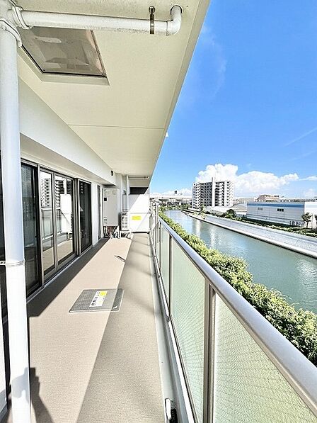 穏やかに流れる川の景色を間近に感じながら、開放的な空の広がりと心地よい風を感じられるゆとりある空間です。