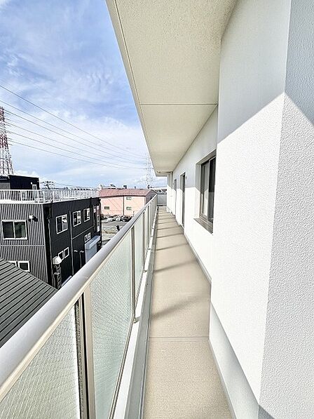 空へと視界が抜ける、開放感に満ちた屋外のスペースが日々の暮らしに心地よいゆとりをもたらします。