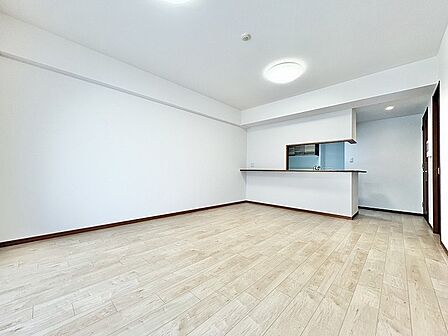 すっきりとした白を基調とした内装が、空間全体に心地よい広がりを感じさせます。