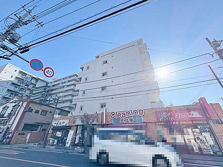 街並みに溶け込む親しみやすい佇まいが、穏やかな日常の始まりを予感させます。
