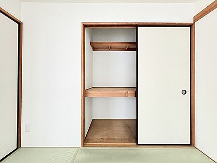 木の質感がアクセントになる端正な空間が心地よい穏やかな佇まいの場所