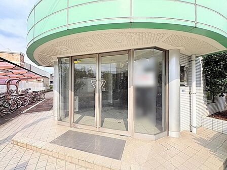 すっきりと整えられたアプローチが訪れる人を穏やかに迎え入れる心地よい空間