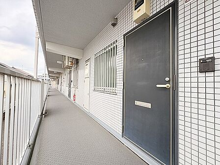整然と整えられた共用廊下からは日常の心地よさと安心感が漂います