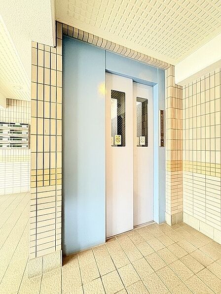 淡いブルーのアクセントカラーが映える、清潔感と穏やかな空気感が漂う共用スペース