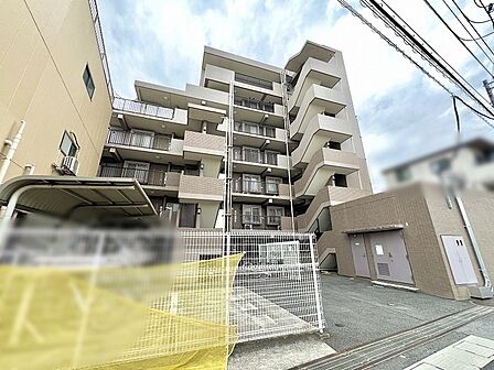 落ち着いた色合いの外壁が重厚感を醸し出す洗練された佇まいです