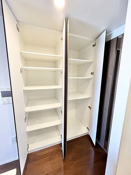 すっきりと整理された収納スペースが日々の暮らしを快適に整えます