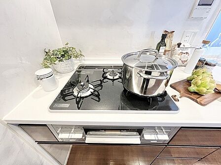 日々の料理時間を心地よく彩る、機能性と美しさを兼ね備えた洗練された空間です。