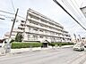 外観：街並みに調和するタイル張りの外観が、穏やかで上質な日常の訪れを予感させます。