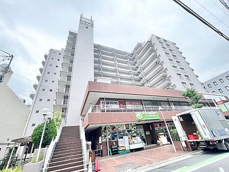 街並みに溶け込む洗練された佇まいが、穏やかな日常の始まりを予感させます。