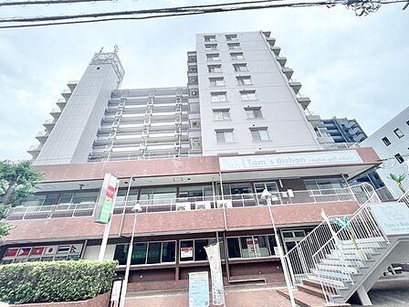 街並みに調和する落ち着いた佇まいの外観が日常に心地よさをもたらします