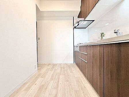洗練された木目の風合いが調和する、心地よい落ち着きを感じさせる空間
