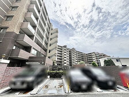 青空の下で堂々とした佇まいを見せる、落ち着いた色合いの住まいです。