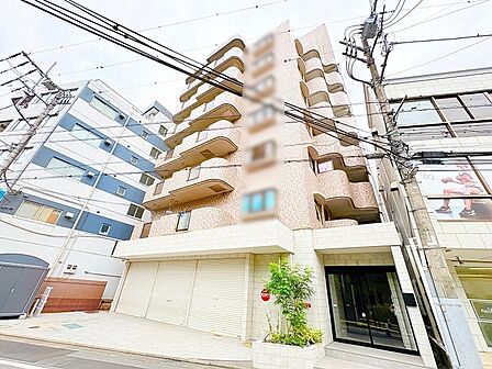 街並みに溶け込む洗練された佇まいが、穏やかな日常の始まりを予感させる外観。