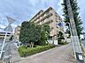 外観：街並みに溶け込む落ち着いた佇まいと豊かな緑が心地よい住まい