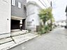 外観：落ち着いた街並みに溶け込む洗練された佇まいと心地よい開放感のある空間