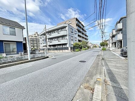 青空が広がり心地よい風が吹き抜ける閑静な住宅街の景観