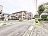 外観：緑豊かな街路樹と整えられた歩道が心地よい、穏やかな空気が流れる住環境が広がります。