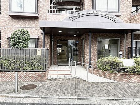 重厚感のあるレンガタイルの意匠が、訪れる人を心地よく迎えてくれる穏やかな佇まいです。