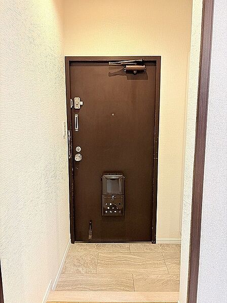 落ち着いた色合いで統一された、スマートな佇まいが訪れる人を優しく迎える空間です。