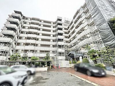 外観:街並みに溶け込む落ち着いた佇まいは、心地よい日常の始まりを予感させます 外観:街並みに溶け込む落ち着いた佇まいは、心地よい日常の始まりを予感させます